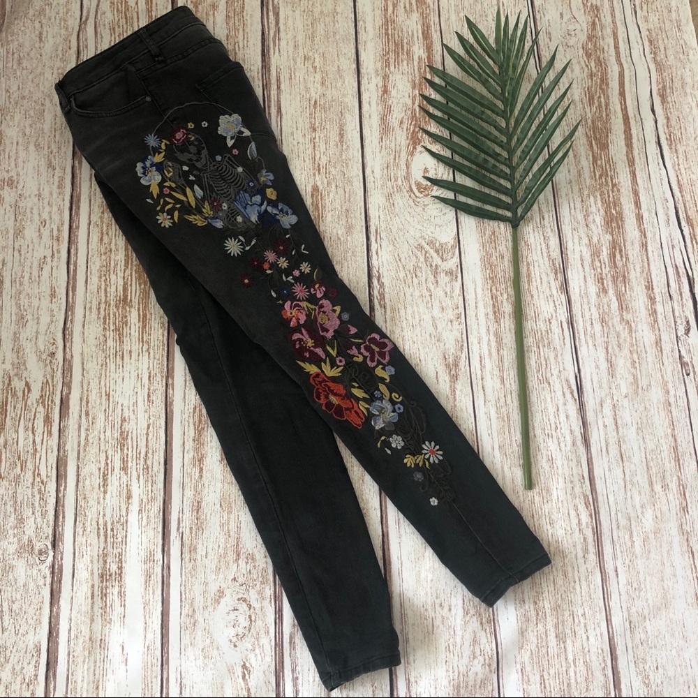 William Rast Washed Black Embroidered Jeans 26 - Picture 4 of 7